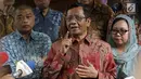 Mahfud MD (tengah) bersama para tokoh Gerakan Suluh Kebangsaan memberi keterangan usai melakukan pertemuan dengan Presiden RI kelima, Megawati Soekarnoputri di Jakarta, Jumat (17/5/2019). Pertemuan berlangsung tertutup. (Liputan6.com/Helmi Fithriansyah)