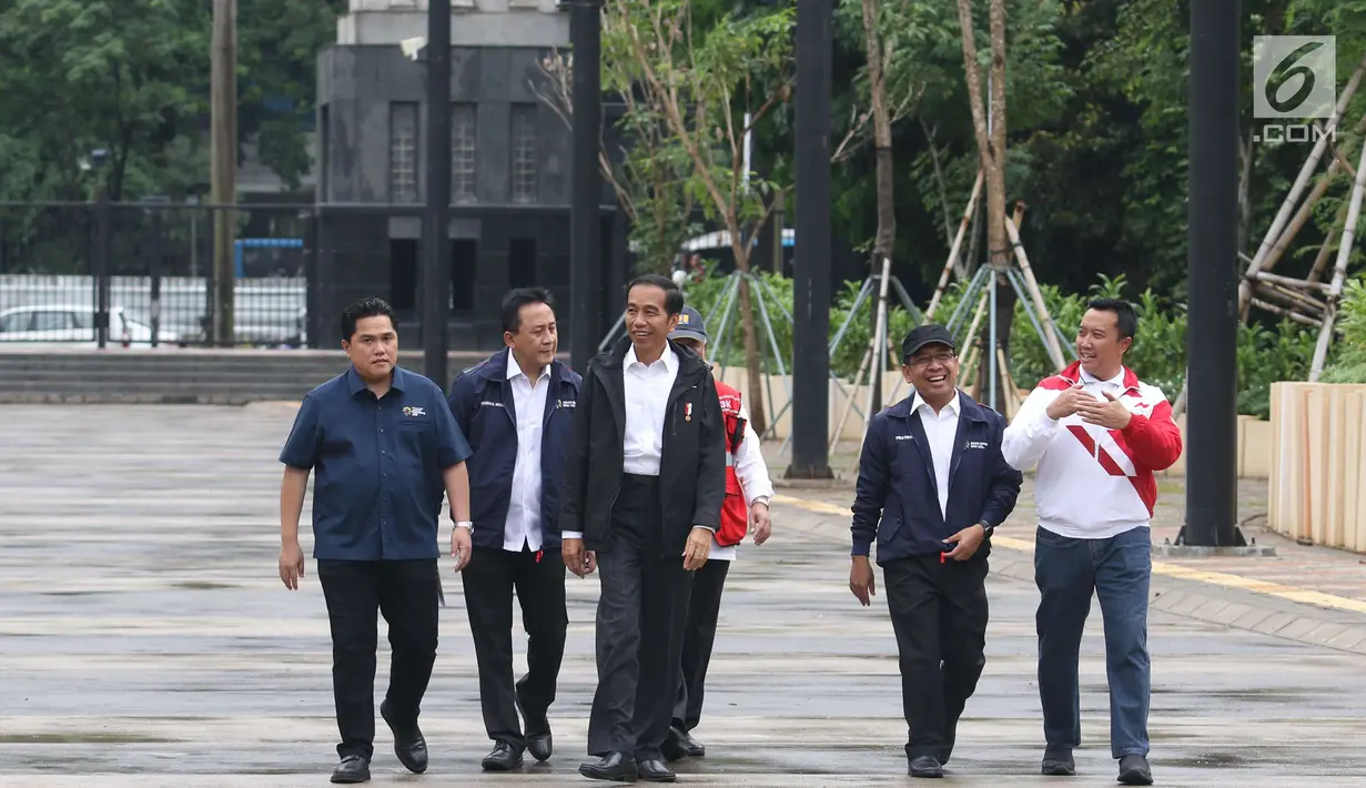 Presiden Joko Widodo (depan) didampingi Menpora, Menteri PUPR, Kepala Bekraf, dan Ketua Inasgoc meninjau sejumlah venue Asian Games 2018 di Kompleks Gelora Bung Karno, Jakarta, Senin (25/6). (Liputan6.com/Angga Yuniar)