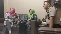 Rosita (28), ibu kandung yang tega menganiaya anaknya yang masih 1.5 tahun hingga tewas, sempat terlihat sedih dan terpukul saat mengetahui anak keduanya itu sudah tewas dan dimakamkan.