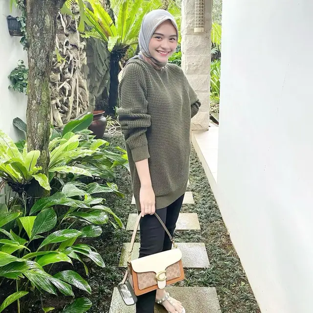 Berhijab dan Sudah Jadi Ibu, Ini 6 Potret Terbaru Riskha Fairunissa Eks JKT48