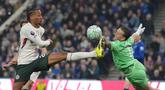 Kiper Everton, Jordan Pickford, berebut bola dengan pemain Chelsea, Joao Pedro, pada lanjutan Liga Inggris di Hill Dickinson Stadium, Minggu (22/3/2026). (AP Photo/Jon Super)