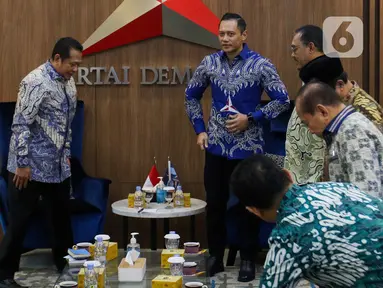 Ketua Majelis Permusyawaratan Rakyat (MPR) RI, Bambang Soesatyo (ketiga kiri) saat melakukan kunjungan kebangsaan di kantor Dewan Pimpinan Pusat (DPP) Partai Demokrat, Jakarta, Selasa (16/7/2024). (Liputan6.com/Herman Zakharia)