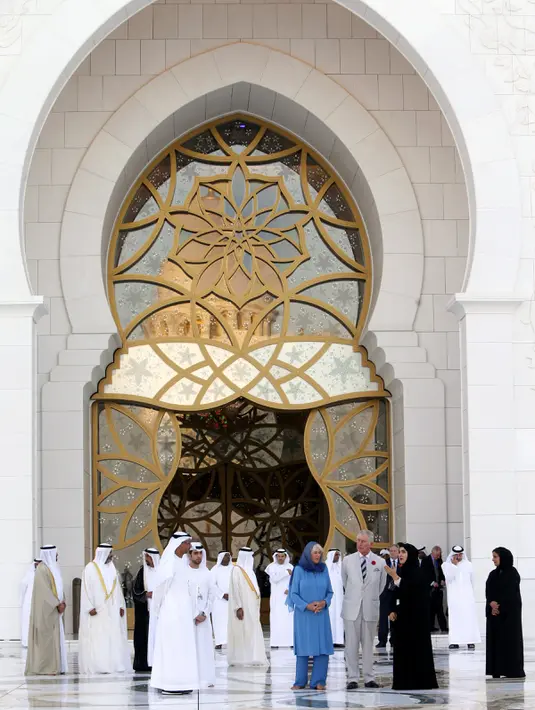 Seorang wanita pejabat setempat menjelaskan tentang Masjid Syekh Zayed kepada Pangeran Charles di Abu Dhabi, Uni Emirat Arab, Sabtu (5/11). Mereka menjelaskan tentang seni arsitektur yang dimiliki Masjid Syekh Zayed ini. (AFP/Karim Sahib)