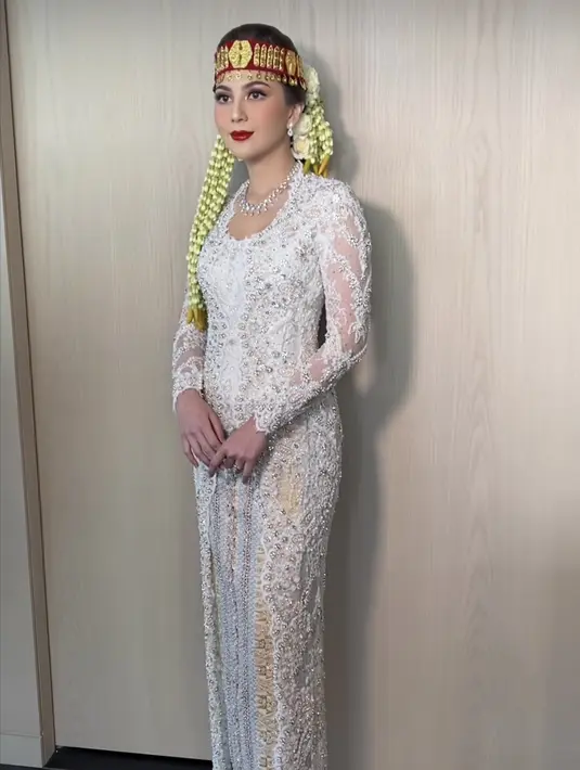 Kebaya rancangan Vera Anggraini tersebut dihiasi payet dengan panjang semata kaki. [Foto: @veraanggraini_kebaya]