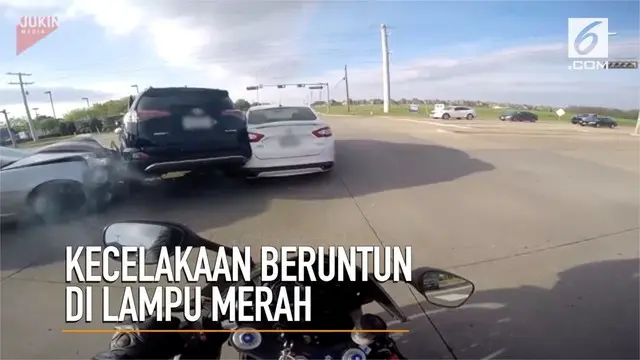 Detik-detik kecelakaan beruntun di lampu merah terekam action cam pengendara motor.
