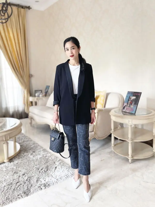 Debut Eksekutif Produser, Ini Gaya Mix and Match Bunga Zainal dengan Blazer