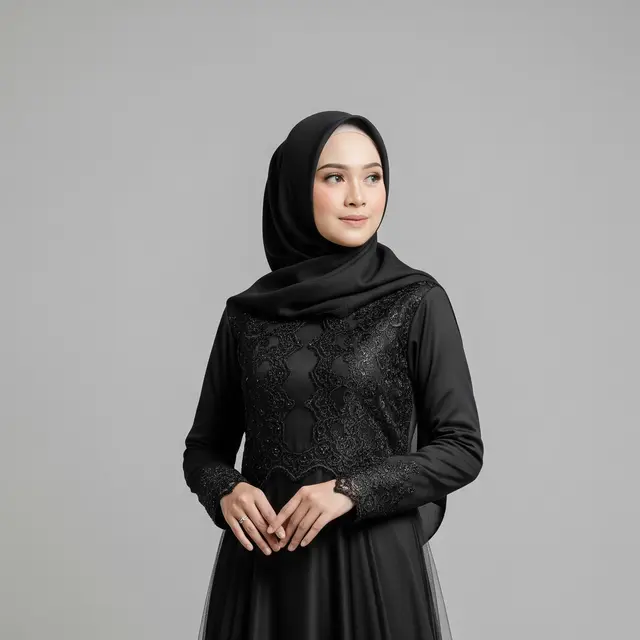 Gamis Hitam dengan Renda Brokat pada Bagian Dada dan Pergelangan Tangan