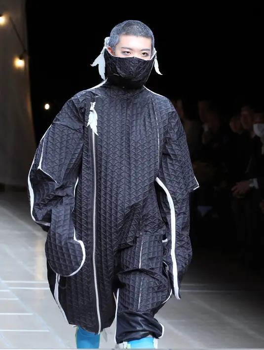 Model pria membawakan busana karya Yurie Fujita, Katsuya Miyazaki dan Futaba Hongo pada Koleksi Musim Gugur / Musim Dingin 2018 di Tokyo Fashion Week di Tokyo, Jepang (19/3). (AP Photo / Koji Sasahara)