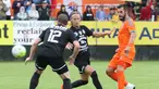 Alvaro Negredo (kanan) ditempel ketat dua pemain Wiener Sport Klub pada laga uji coba yang digelar di ibu kota Austria, Rabu (8/7). (Bola.com/Reza Khomaini)