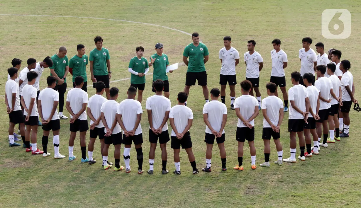 Pelatih Timnas U-19 Indonesia, Shin Tae-yong (bertopi) jelang memimpin latihan di Lapangan A Gelora Bung Karno, Jakarta, Selasa (30/8/2022). Timnas U19 Indonesia akan tampil di Kualifikasi Piala Asia U20 2023 pada 14-18 September mendatang. Indonesia berada di Grup F bersama Vietnam, Hongkong, dan Timor Leste. (Liputan6.com/Helmi Fithriansyah)
