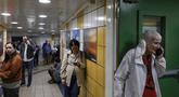 Warga sipil berlindung di stasiun bawah tanah di Haifa pada Minggu 1 Maret 2026, di tengah kekhawatiran akan serangan Iran. Sirene serangan udara bergema di seluruh penjuru negeri Israel, termasuk di kota-kota besar seperti Tel Aviv, Yerusalem, Haifa, dan Beer Sheva. (Jalaa MAREY/AFP)