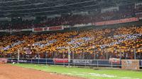 Aksi koreografi The Jakmania, suporter Persija saat laga Persija melawan Semen Padang dalam Torabika Soccer Championship presented 2016 by IM3 Ooredoo di Stadion Utama Gelora Bung Karno, Jakarta, Minggu (8/5/2016). (Bola.com/Arief Bagus)