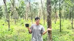 Dalam salah satu video, Jirayut juga membagikan suasana di area kebun. Jirayut berdiri di kebun karetnya yang luas. Latar belakang memperlihatkan puluhan pohon karet yang berjajar rapi. Langit yang cerah dan rumput hijau menambah kesan natural dan tenang.   (Liputan6.com/IG/@jirayutdaa4official)