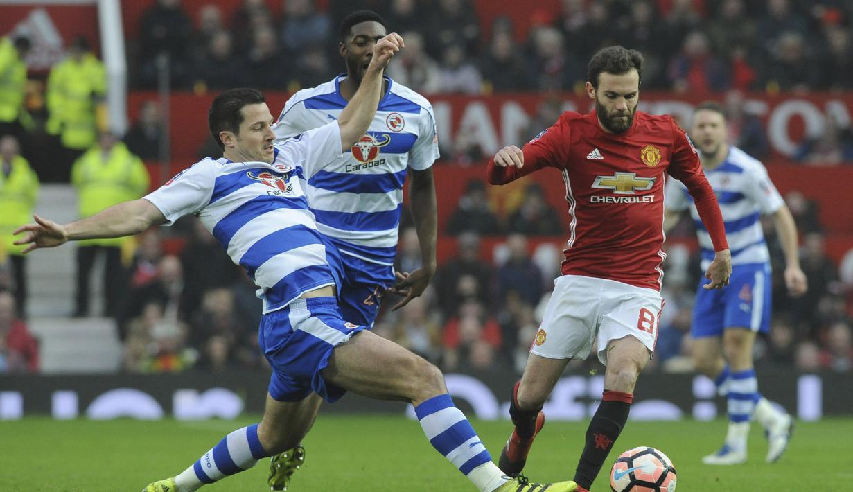 Pemain Manchester United, Juan Mata (kanan) berusaha melewati kawalan pemain Reading, Yann Kermorgant pada laga Piala FA di Old Trafford, (7/1/2017). Setan Merah menang 4-0. (AP/Rui Vieira)
