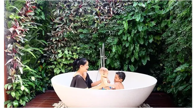 Kamar mandinya juga didesain nuansa outdoor, terlihat begitu alami.