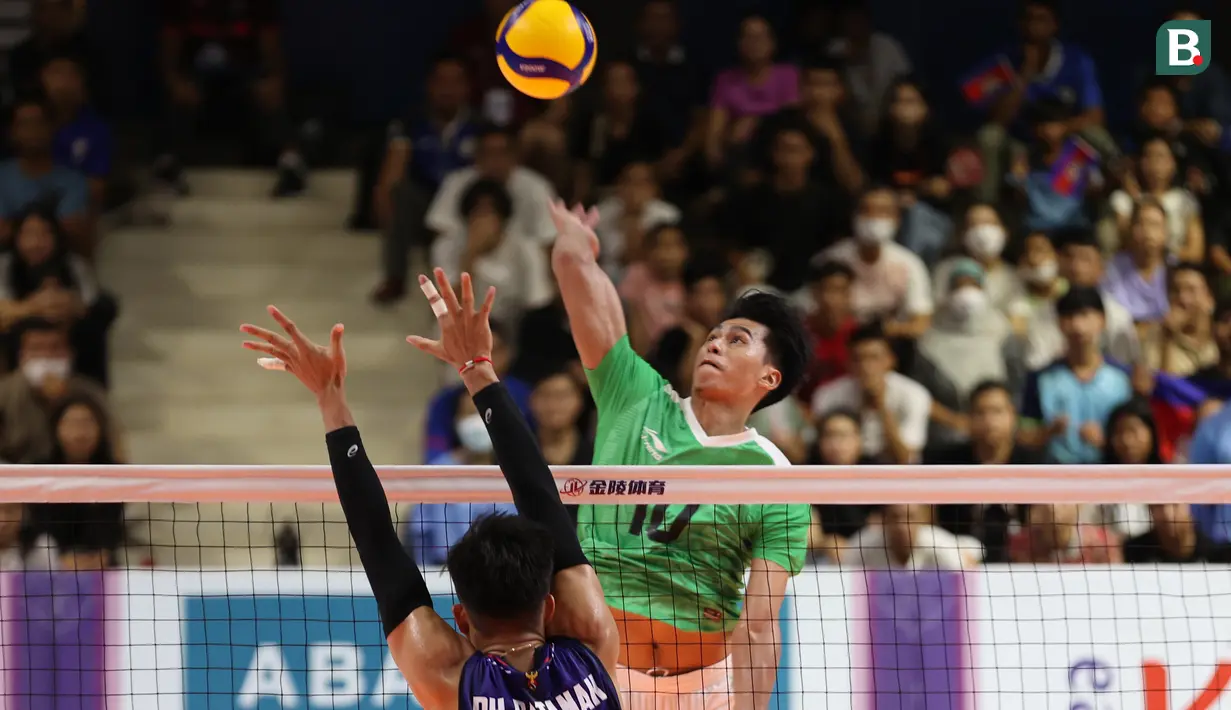 Pemain tim bola voli putra Indonesia, Fahri Septian melepaskan spike saat menghadapi Kamboja pada laga ketiga Grup A SEA Games 2023 di Olympic Complex Indoor Main Hall, Phnom Penh, Kamboja, Sabtu (6/5/2023). Tim bola voli Putra Indonesia menang 3-0 (25-18, 25-21, 25-16) dan memastikan lolos ke semifinal sebagai juara Grup A. (Bola.com/Abdul Aziz)