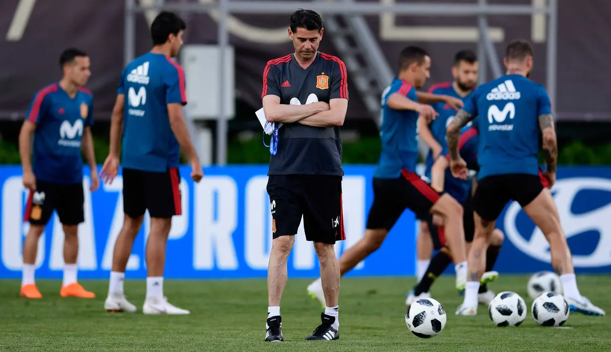 Pelatih baru timnas Spanyol, Fernando Hierro memantau sesi latihan skuatnya di Krasnodar, Rusia, Rabu (13/6). Hierro resmi ditunjuk Federasi Spanyol menggantikan posisi Julen LLopetegui yang dipecat H-1 jelang Piala Dunia. (AFP /PIERRE-PHILIPPE MARCOU)