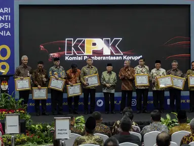 Wakil Presiden Ma'ruf Amin didampingi Ketua KPK Agus Rahardjo berfoto bersama penerima penghargaan saat acara Hari Anti Korupsi Dunia (Hakordia) 2019 di Gedung Penunjang KPK, Jakarta, Senin (9/12/2019). Hari Antikorupsi Sedunia diperingati setiap 9 Desember. (Liputan6.com/Faizal Fanani)