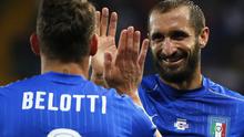 Giorgio Chiellini (kanan) semangati Timnas Italia meski tidak bermain (Marco BERTORELLO / AFP)