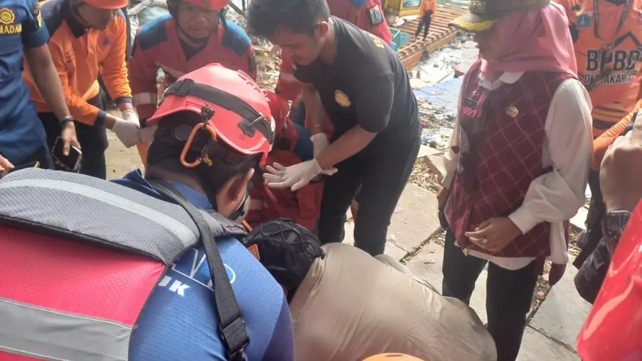 Bocah 3 Tahun Terpeleset Masuk Gorong-Gorong Saat Main Hujan di Jakbar