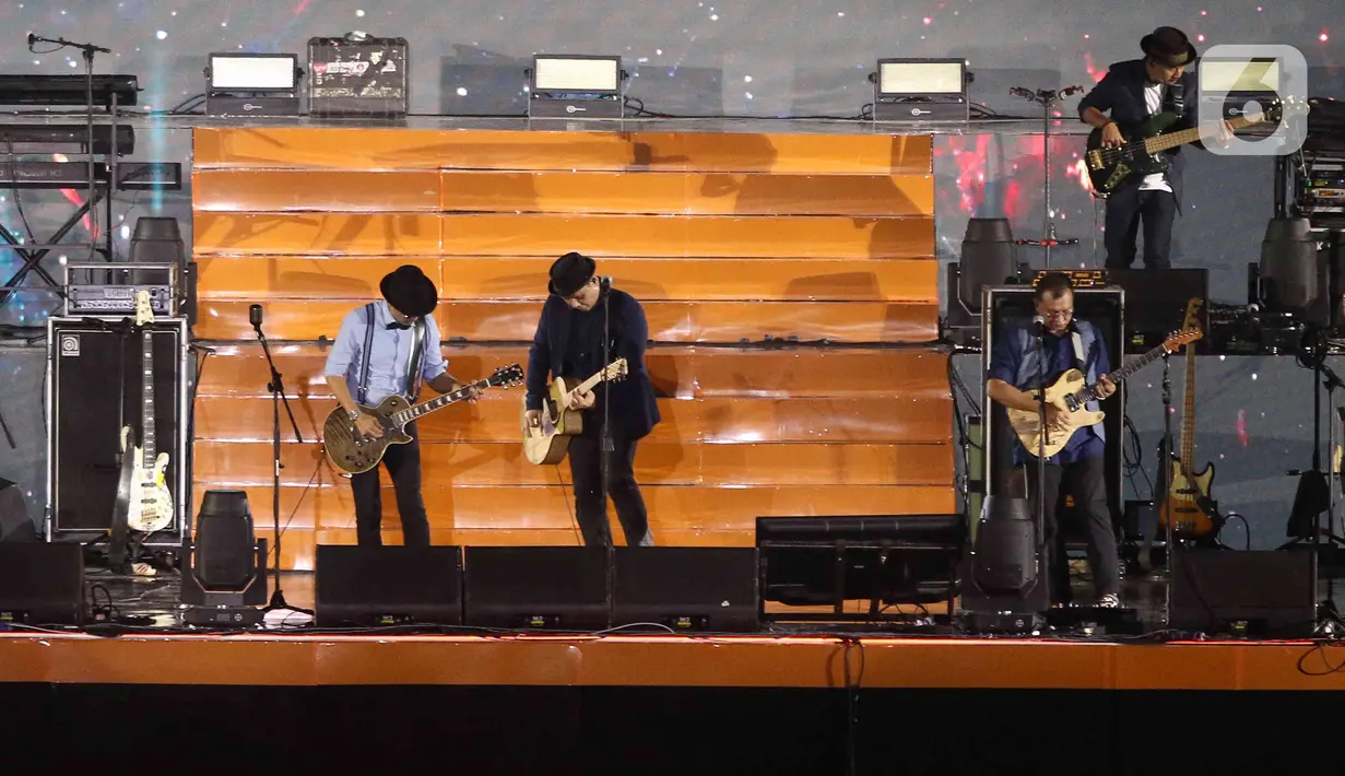 Aksi band Padi Reborn pada malam puncak Perayaan HUT ke-495 tahun Jakarta di Jakarta International Stadium (JIS), Jakarta, Sabtu (25/6/2022). Malam puncak Jakarta Hajatan tersebut dihelat konser yang dimeriahkan oleh musisi kenamaan Tanah Air, seperti grup musik Padi, Ungu dan Wali serta penyanyi solo Reza Artamevia, Mahalini, Lea Simanjuntak dan Kojek. (Liputan6.com/Herman Zakharia)
