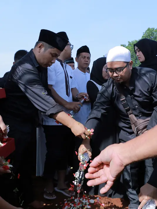 Narji mengaku menyesal saat ayahnya menghembuskan nafas terakhir tidak ada disampingnya lantaran terjebak macet. "Saya menyesal pas Babeh meninggal saya enggak di sampingnya," aku Narji. (Adrian Putra/Bintang.com)