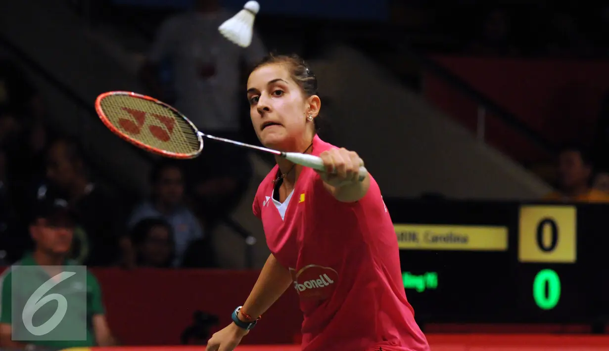 Juara dunia 2014 Carolina Marin (Spanyol) mengembalikan bola kearah pebulutangkis Malaysia, Tee Jing Yi di Total BWF Championships 2015 di Jakarta, Selasa (11/8/2015). Carolina Marin unggul 19-21, 21-14, 21-13. (Liputan6.com/Helmi Fithriansyah)