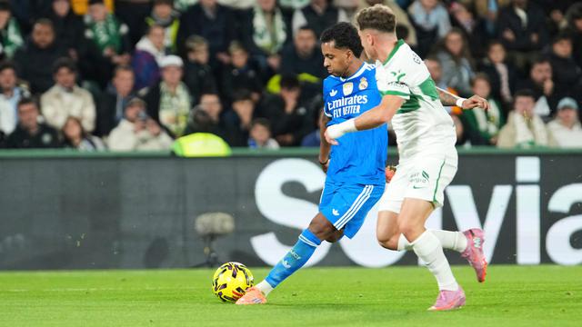 Penyerang Real Madrid, Rodrygo (kiri), dan pemain Elche, German Valera