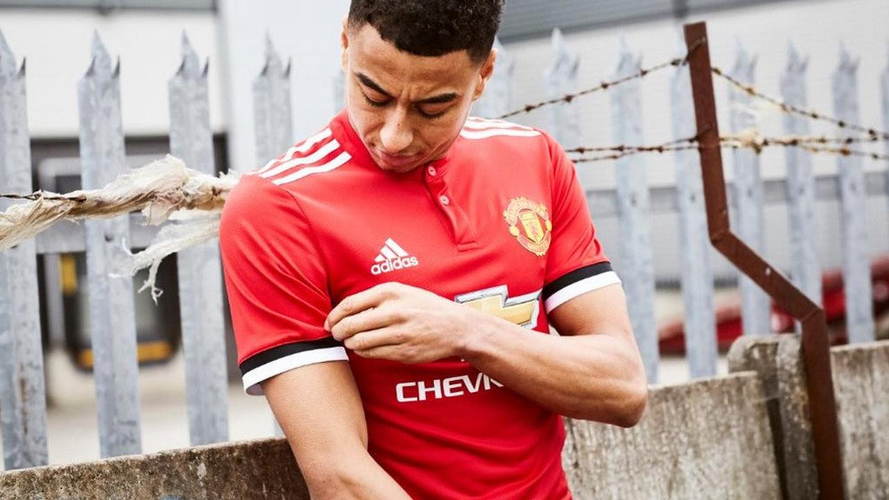 Winger Jesse Lingard memamerkan seragam baru Manchester United (MU) untuk 2017/2018.