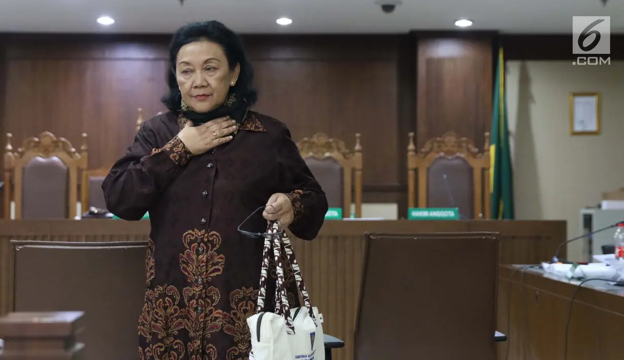 Mantan Sekjen Kemendagri, Diah Anggraeni saat jeda menjadi saksi pada sidang lanjutan dugaan korupsi e-KTP dengan terdakwa Markus Nari di Pengadilan Tipikor, Jakarta, Rabu (11/9/2019). Sidang mendengar keterangan saksi-saksi, salah satunya Diah Anggraeni. (Liputan6.com/Helmi Fithriansyah)