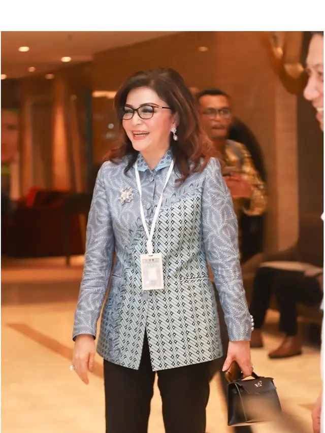 7 Gaya Fashion Tetty Paruntu, Bupati Minahasa yang Dipanggil ke Istana oleh Jokowi