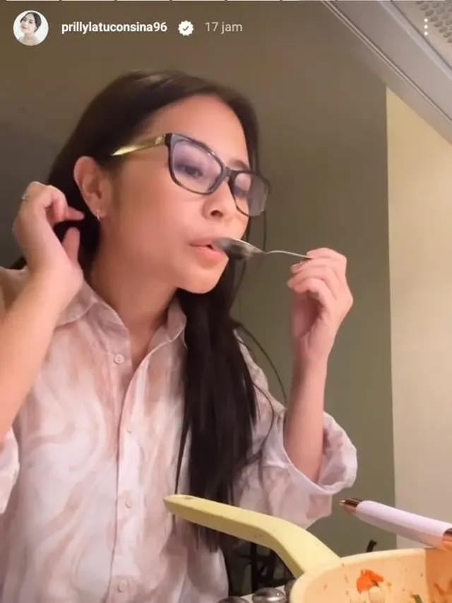 Serba Bisa, Ini 7 Potret Prilly Latuconsina Masak untuk Berbuka Puasa