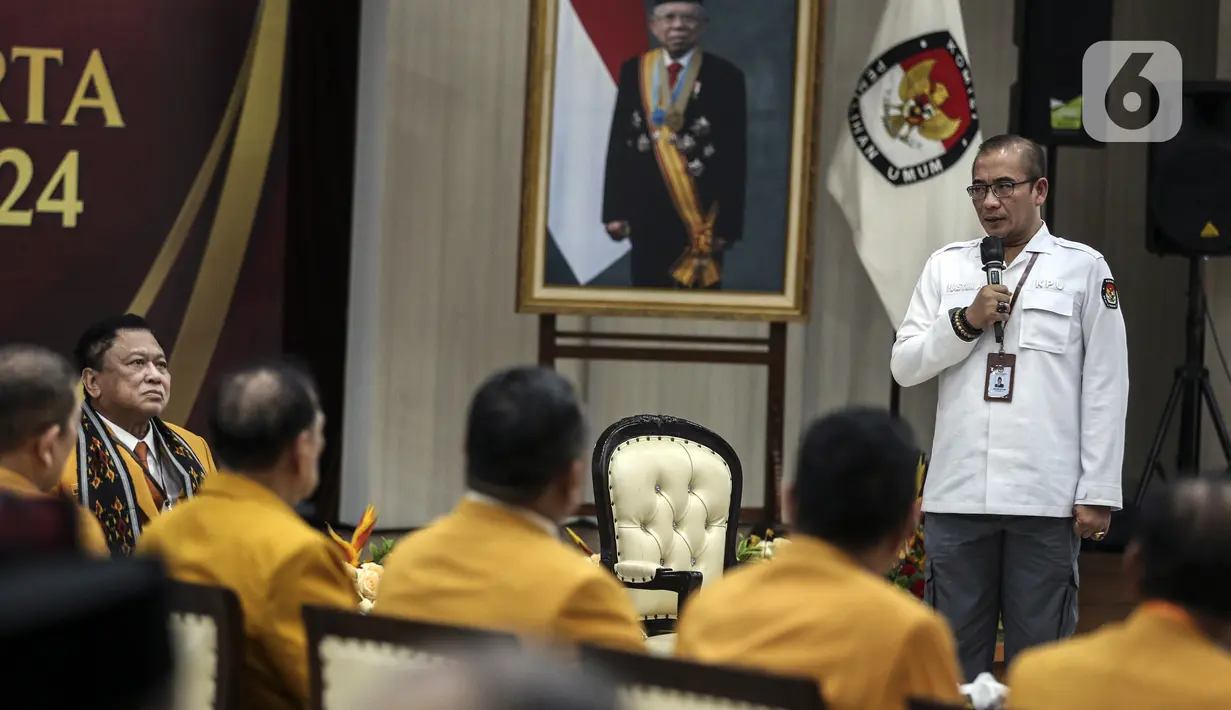 Ketua Komisi Pemilihan Umum (KPU) Hasyim Asy'ari (kanan) menyampaikan sambutan saat menerima Ketua Umum Partai Hati Nurani Rakyat (Hanura) Oesman Sapta Odang (kiri) bersama jajaran pengurus Partai Hanura pada pendaftaran calon peserta Pemilu 2024 di Kantor KPU, Jakarta, Senin (8/8/2022). Pada hari kedelapan ini, KPU menerima pendaftaran empat partai politik di antaranya Partai Republiku Indonesia, Partai Hati Nurani Rakyat (Hanura), Partai Gerindra, dan Partai Kebangkitan Bangsa (PKB). (Liputan6.com/Johan Tallo)