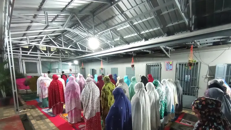 Para WBP di Lapas Perempuan Kelas III Pangkalpinang salat tarawih. (Foto: Marifka Wahyu Hidayat/Kemenkumham Babel)