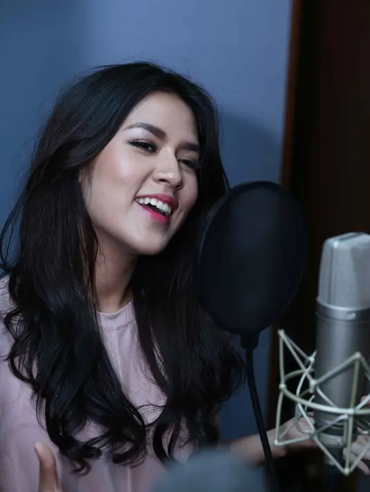 Sebelumnya Raisa telah mengeluarkan dua album. Album perdanya 'Raisa' (2011) dan yang kedua 'Heart to Heart' (2013). (Nurwahyunan/Bintang.com)