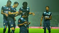 Selebrasi Arif Suyono setelah mencetak gol tunggal untuk Arema Cronus pada duel melawan Bali United FC, Minggu (7/8/216) di Stadion Kanjuruhan, Kab. Malang. (Bola.com/Iwan Setiawan)