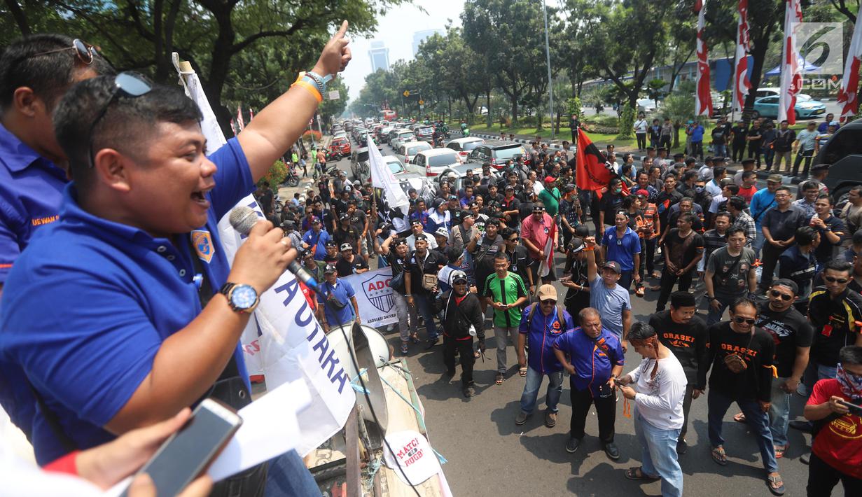 Perwakilan sopir taksi online berorasi saat menggelar unjuk rasa di depan Balai Kota Jakarta, Senin (19/8/2019). Mereka meminta Gubernur DKI Jakarta Anies Baswedan agar angkutan sewa khusus atau taksi online untuk bebas dari kebijakan perluasan ganjil genap. (Liputan6.com/Angga Yuniar)
