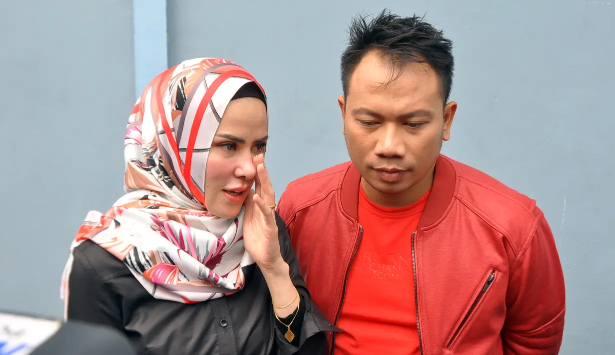 Belum lama ini, jelang nikah ada seorang perempuan yang mengaku telah memiliki anak dari Vicky. Perempuan tersebut sakit hati lantaran Vicky tidak jadi menikahinya malah menikahi perempuan lain. (Nurwahyunan/Bintang.com)