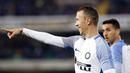 Senyum pemain Inter Milan, Ivan Perisic usai membobol gawang Verona pada lanjutan Serie A di Bentegodi stadium, Verona, (30/10/2017). Inter Milan menang 2-1. (Filippo Venezia/ANSA via AP)