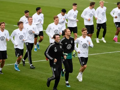 Para pemain Jerman melakukan pemanasan selama sesi latihan di Dortmund, Jerman, Senin (7/10/2019). Jerman akan menghadapi Argentina dalam laga persahabatan di Signal Iduna Park pada 10 Oktober 2019. (Ina FASSBENDER/AFP)