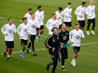 Para pemain Jerman melakukan pemanasan selama sesi latihan di Dortmund, Jerman, Senin (7/10/2019). Jerman akan menghadapi Argentina dalam laga persahabatan di Signal Iduna Park pada 10 Oktober 2019. (Ina FASSBENDER/AFP)
