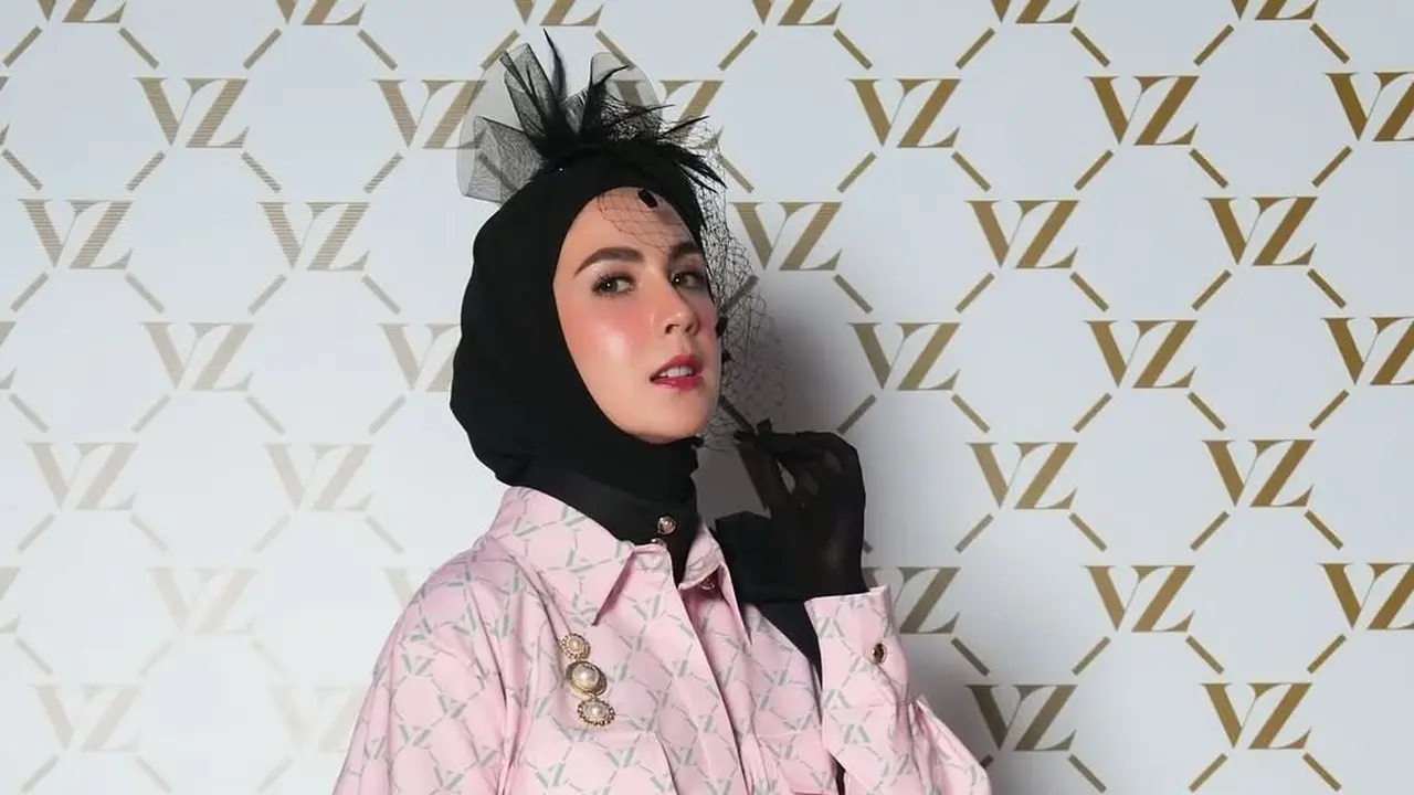 6 Gaya Glamor Arumi Bachsin Jadi Muse di Fashion Show Vivi Zubedi, Melenggang Anggun dengan Balutan Black-Pink