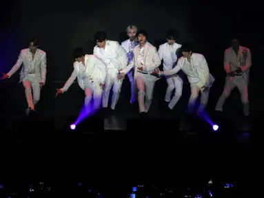 Personel Boy Band asal Korea Selatan, Super Junior saat membawakan lagu pada konser Super Junior World Tour - Super Show 8 Infinite Time in Jakarta di ICE BSD Tangerang, Sabtu (11/1/2020). Konser disaksikan ribuan penggemar. (Liputan6.com/Helmi Fithriansyah)