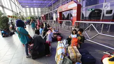 Sejumlah pemudik menunggu keberangkatan kereta di Stasiun Pasar Senen, Jakarta Pusat, Rabu (30/5). Sebagian warga lebih memilih mudik lebih awal untuk menghindari lonjakan penumpang. (Liputan6.com/Arya Manggala)