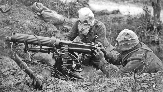 Tentara menggunakan masker gas pada Perang Dunia I, salah satu fungsinya adalah meminimalisir efek senjata kimia gas klorin. (Agence Rol / Wikimedia / Public Domain)