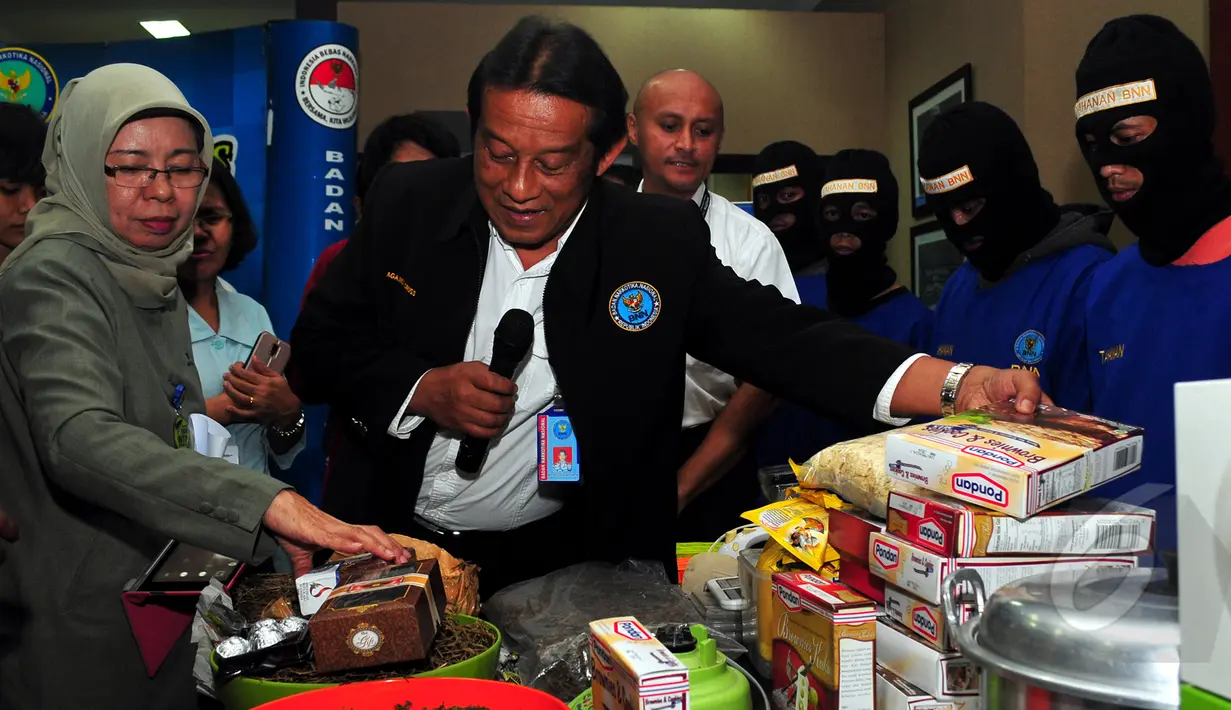 Pihak BNN memperlihatkan barang bukti berupa peralatan dan bahan membuat kue berhasil diamankan BNN, Jakarta, Senin (13/4/2015). BNN berhasil menangkap lima orang tersangka di kawasan Blok M. (Liputan6.com/ Yoppy Renato)