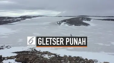 Sebagian orang memperingati hilangnya gletser di Islandia. Diperkirakan 200 tahun lagi seluruh gletser di dunia akan mengalami hal yang sama.