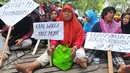 Sekelompok Warga berunjuk rasa di depan Gedung Ombudsman RI, Jakarta, Jumat (7/4). Master plane pembangunan pelaksanaan tidak pernah disosialisasikan kepada masyarakat secara langsung. (Liputan6.com/Helmi Afandi)