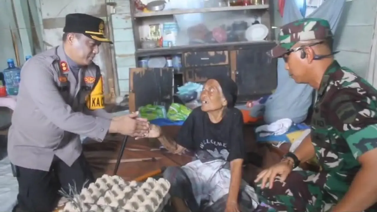 Kapolres Rokan Hilir AKBP Isa bersama Dandim bhakti sosial dalam rangkaian HUT TNI.