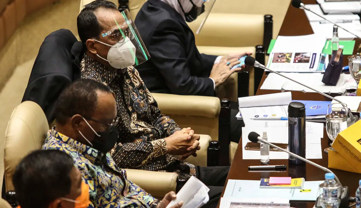 Menteri Perhubungan Budi Karya Sumadi (kanan) mengikuti Rapat Dengar Pendapat bersama Komisi V DPR di Kompleks Parlemen Senayan, Rabu (25/11/2020). Rapat membahas kesiapan infrastruktur dan transportasi saat libur Natal 2020 dan Tahun Baru 2021 di tengah Pandemi Covid-19. (Liputan6.com/Johan Tallo)